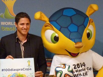 Edmilson, ex internacional brasile&ntilde;o y campe&oacute;n del mundo en 2002, posa junto a la mascota de Brasil 2014. 