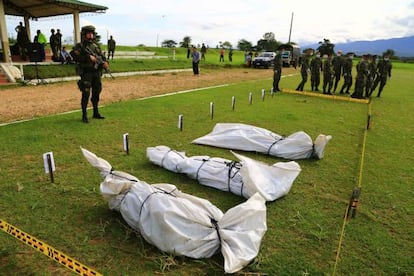 Cad&aacute;veres de guerrilleros de las FARC y el ELN abatidos por el ej&eacute;rcito
 