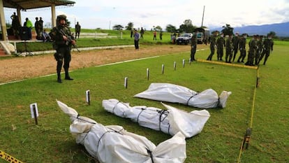 Cad&aacute;veres de guerrilleros de las FARC y el ELN abatidos por el ej&eacute;rcito
 