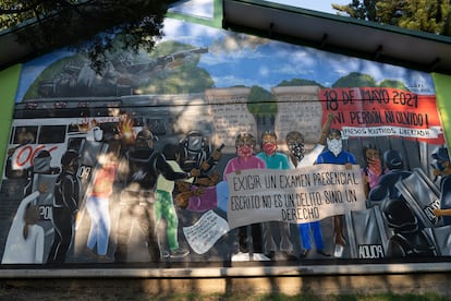 Vista del mural en Tuxtla Gutiérrez (Chiapas) que hace referencia al día el 18 de mayo del 2021, cuando 95 estudiantes fueron detenidos durante una protesta.