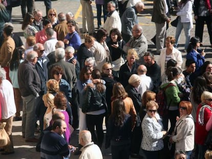 Centenares de personas acuden al funeral de la menor.