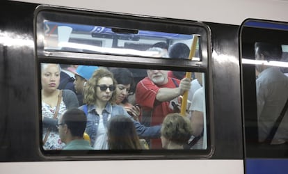 Viajeros en uno de los vagones del Metro de Madrid, durante la jornada de huelga, el 15 de junio de 2016.