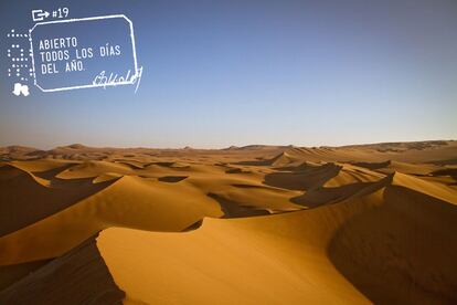 "El mundo está ahí para ti. Esperándote. No te impongas excusas que te impidan salir a conocerlo". Desierto de Ica, Perú.