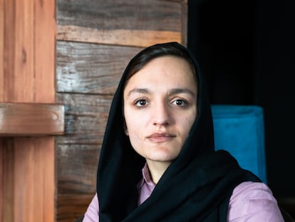 Zarifa Ghafari, una de las primeras alcaldesas afganas, posa para un retrato en Kabul el pasado mes de marzo.