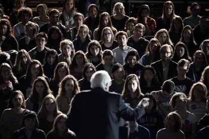 Estudiantes de Iowa escuchan al senador Bernie Sanders, candidato presidencial demócrata.
