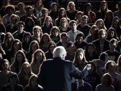 Estudiantes de Iowa escuchan al senador Bernie Sanders, candidato presidencial dem&oacute;crata. 