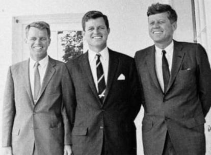 Foto de 1962 con  Ted Kennedy, en el centro, Robert, a la izquierda y John a la derecha.