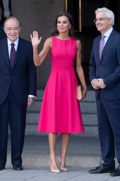 La reina Letizia es recibida, a su llegada al Teatro Real de Madrid, por el jurista y diplomático Gregorio Marañón y Bertrán de Lis, presidente del Teatro Real, y por el director del mismo, Ignacio García-Belenguer Laita, el 30 de junio de 2022, en Madrid. La esposa de Felipe VI llevaba un vestido fucsia de Carolina Herrera que ya había vestido en un acto en Almagro en 2019.