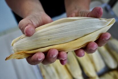 Hacen tamales de acelga, de mole rojo, de mole verde y también de dulce.