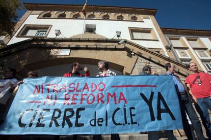 Una protesta a las puertas del CIE de Algeciras para pedir su cierre.