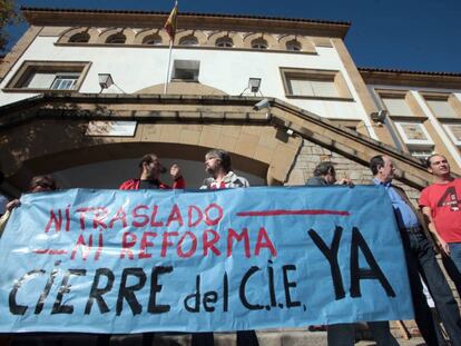Una protesta a las puertas del CIE de Algeciras para pedir su cierre.