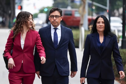Salvador Plasencia llega a la corte de Los Ángeles acompañado de sus abogadas, el 23 de julio de 2025.
