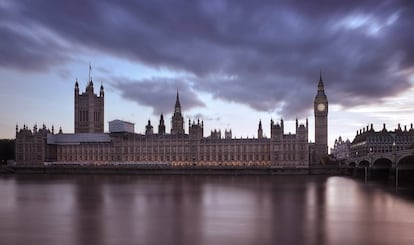 Vista del río Támesis a su paso por el Palacio de Westminster, en Londres.