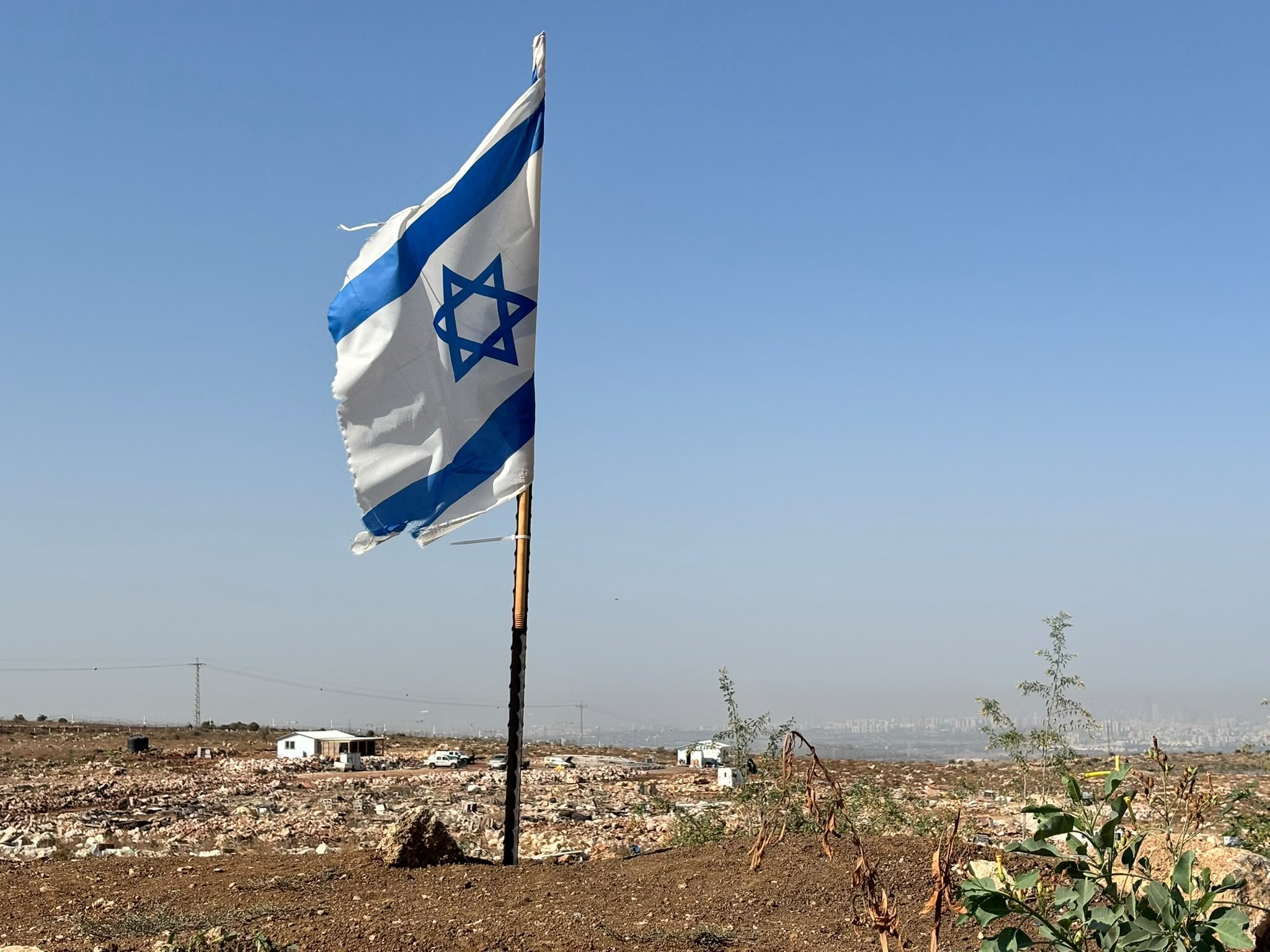 Una bandera israelí ondea en las tierras del pueblo palestino de Deir Balut y marca la entrada a la casa de una familia de colonos, en octubre de 2026.