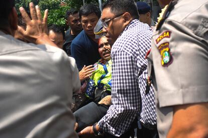 Un policía herido es trasladado al hospital tras el ataque en Yakarta (Indonesia).
