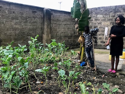 Viola Andesia, residente en el barrio de Tena, en la capital keniana de Nairobi, demuestra que la agricultura no está reservada solo para las zonas rurales.