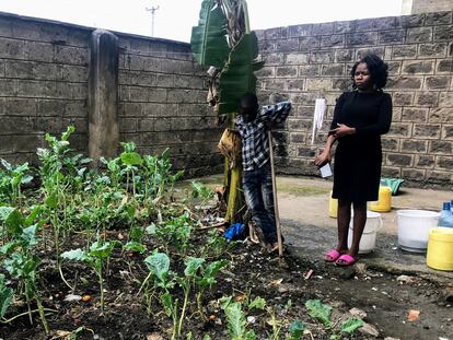 Viola Andesia, residente en el barrio de Tena, en la capital keniana de Nairobi, demuestra que la agricultura no está reservada solo para las zonas rurales.