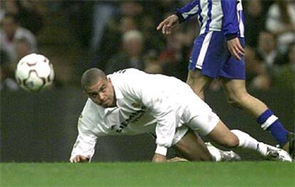 Ronaldo se incorpora con la vista fija en el balón.