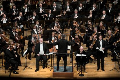 El barítono Michael Nagy durante la tercera parte de los ‘Gurre-Lieder’. A su derecha, sentado, el barítono Thomas Quasthoff, que actuó como el Narrador.