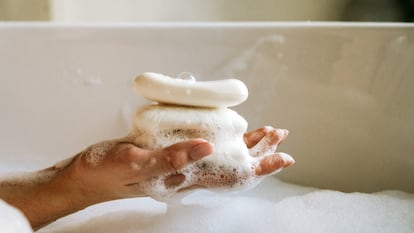 Este jabón de cúrcuma tiene propiedades antimanchas.