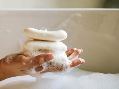 Este jabón de cúrcuma tiene propiedades antimanchas.