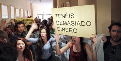 Protesta de la organización Juventud sin Futuro ante la visita del presidente del Santander, Emilio Botín, a la Universidad Carlos III.