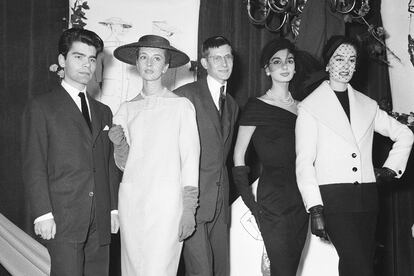 Sus inicios

En 1954, con 21 años, se erigía como ganador del premio Woolmark que había sido creado solo un año antes. Compartió podio con Yves Saint Laurent. Llegaron a formar parte de la misma pandilla y las fiestas en las que quemaban la noche parisina fueron tan célebres como su posterior disputa.

Según cuenta la leyenda (y Alicia Drake en su libro The Beautiful Fall), en el origen de aquella enemistad había un hombre: Jacques de Bascher.