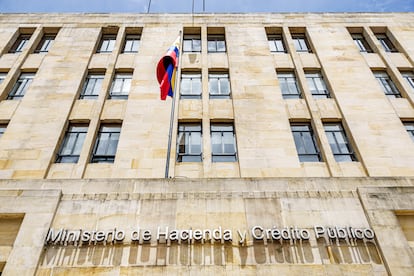 La fachada de la sede del Ministerio de Hacienda y Crédito Publico, en Bogotá, Colombia.