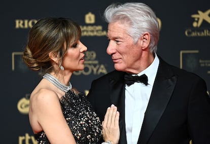 La empresaria española Alejandra Silva mostró su complicidad en todo momento con su marido, el actor estadounidense Richard Gere, Goya internacional 2025.