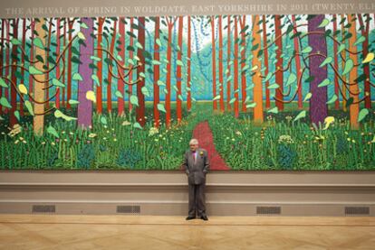 David Hockney, en la Royal Academy ante su obra <i>Llegada de la primavera a Woldgate, East Yorkshire en 2011 (veinte once).</i>