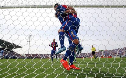 Luis Suarez celebra el segon gol amb el seu company Lionel Messi.