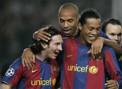 Messi celebra su gol con Henry y Ronaldinho