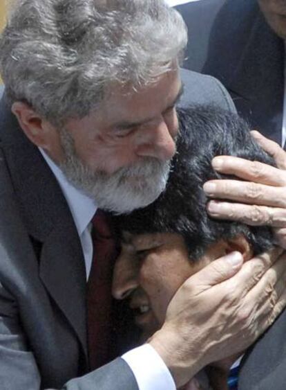 Lula (izquierda) abraza al presidente boliviano, Evo Morales, el sábado.