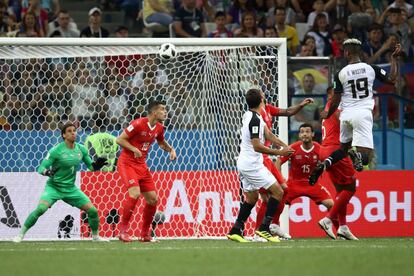 Kendall Waston marca el primer gol de Costa Rica.