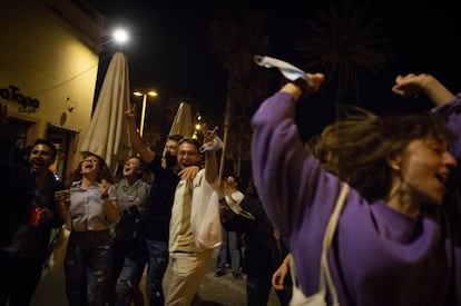 El Ayuntamiento de Barcelona ha informado este domingo que la Guardia Urbana, en colaboración con los Mossos d’Esquadra, ha desalojado cerca de 6.500 personas de 31 espacios distintos de la ciudad esta madrugada. En la imagen, un grupo de jóvenes celebra el final del toque de queda por la playa de la Barceloneta.