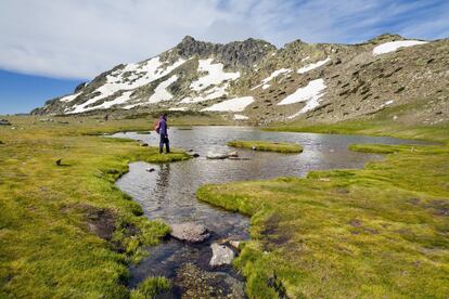 La Laguna Grande de Peñalara, de origen glaciar, en la zona central de la sierra de Guadarrama, en Rascafría, Comunidad de Madrid, es uno de los destinos favoritos de los visitantes del parque nacional de la Sierra de Guadarrama (entre Segovia y Madrid). Situado al fondo de un circo de singular belleza, a 2017 metros de altitud, es la muestra más relevante, por su tamaño y su localización, de un ecosistema acuático de alta montaña; actualmente tiene limitadas las visitas para mantener su estado ecológico. La acompañan lagunas más pequeñas, como la de de Pájaros (en la foto) o de Claveles, así como numerosas charcas y zonas turbosas repartidas por todo el macizo.