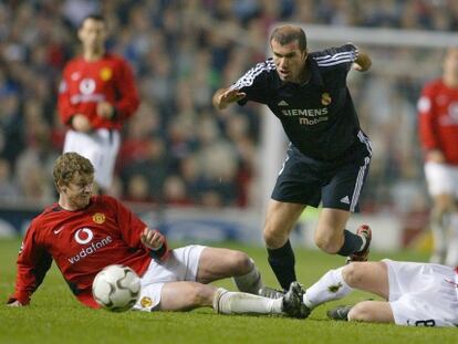 Zidane sortea a Sojskaer y Butt en un duelo de 2003 en Old Trafford.