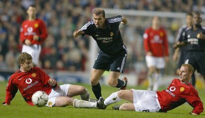 Zidane sortea a Sojskaer y Butt en un duelo de 2003 en Old Trafford.