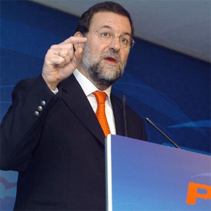 El presidente del PP, Mariano Rajoy, se ha felicitado por el triunfo del <i>sí</i>, al que, según ha dicho "ha contribuido el PP" pero al mismo tiempo ha subrayado el "fracaso" del Gobierno, al que ha atribuido la alta abstención.