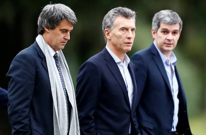 El presidente de Argentina, Maurcio Macri (centro), se dirige a la rueda de prensa con medios extranjeros en Olivos. Lo acompañan el ministro de Economía, Alfonso Prat-Gay (izq.) y el jefe de Ministros, Marcos Peña.