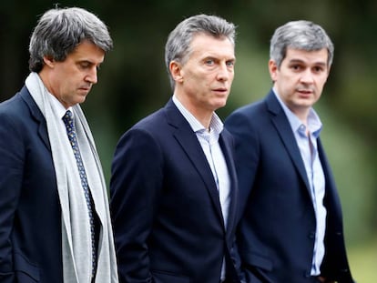 El presidente de Argentina, Maurcio Macri (centro), se dirige a la rueda de prensa con medios extranjeros en Olivos. Lo acompañan el ministro de Economía, Alfonso Prat-Gay (izq.) y el jefe de Ministros, Marcos Peña.