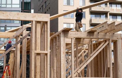 Trabajadores de la construcción en un edificio de viviendas en Bethesda (Maryland).