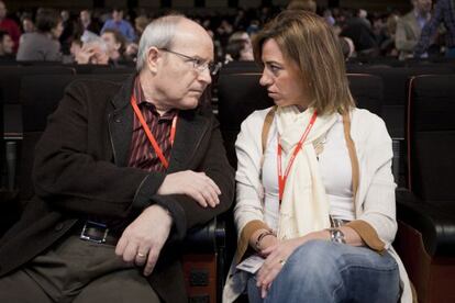 Jos&eacute; Montilla conversa con Carme Chac&oacute;n en un momento del congreso.