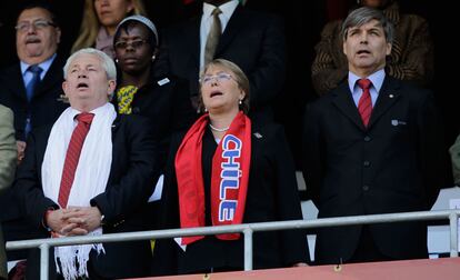 La ex presidente de Chile, Michelle Bachelet, canta el himno de su país en el palco del estadio Mbombela de Nelspruit.