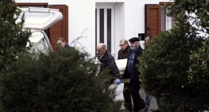 Retirada del cadáver de la suegra del presunto asesino de Cervo (Lugo).