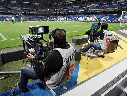 Cámaras de las productoras Mediapro y Sogecable en el estadio Santiago Bernabéu.