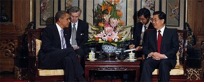 El presidente de EE UU, Barack Obama, charla con el presidente chino, Hu Jintao.