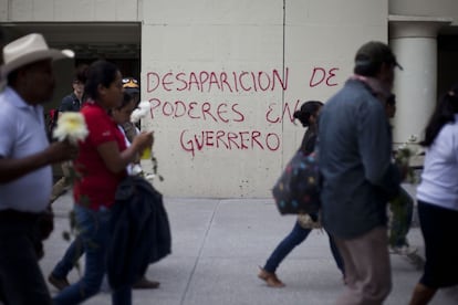 Los normalistas de Michoacán, aupados por una cadena de solidaridad y de huelgas universitarias, se presentan en vísperas del temido miércoles, la fecha límite dada por los estudiantes a las autoridades para que encuentren a sus camaradas.