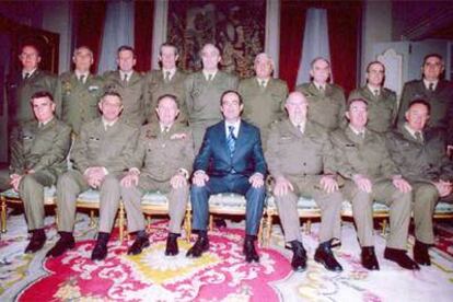 José Bono, ayer con los generales que forman el Consejo Superior del Ejército de Tierra.