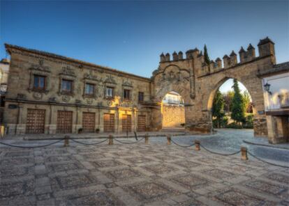 Fachada plateresca de la Casa del Pópulo, la puerta de Jaén y el arco de Villalar, en Baeza.